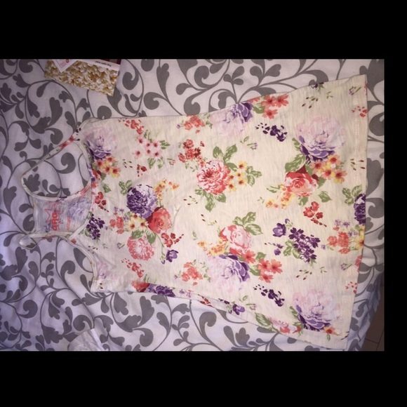 Bundle of shirts and tank tops - Picture 9 of 9